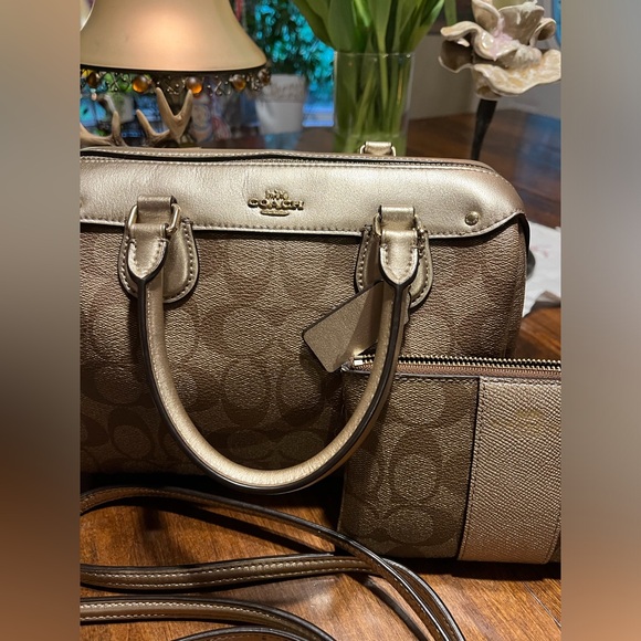 🛑🛑🛑🛑🛑sold🛑🛑🛑🛑🛑🛑🛑Set Coach tan and gold mini crossbodyDO NOTBUY!! SOLD!! - Picture 4 of 16